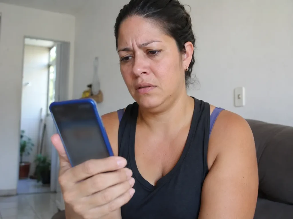 Atenção contra golpes pelo celular cresce entre moradores