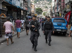 policia-reforca-patrulhamento-rua-comercial-rio-de-janeiro